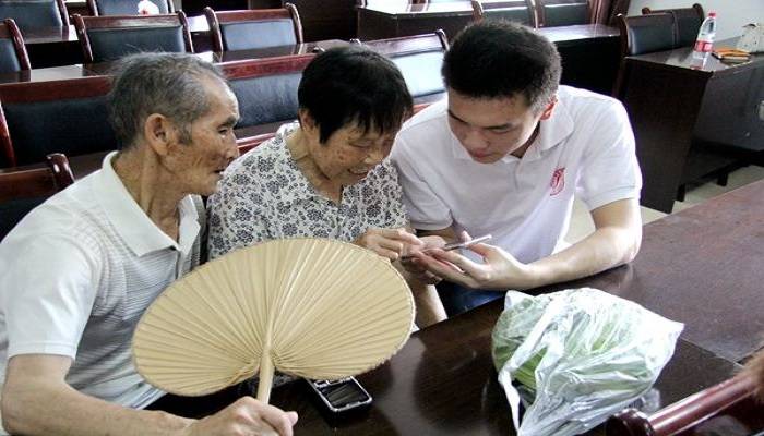 老年人“朋友圈”为啥就不能潮