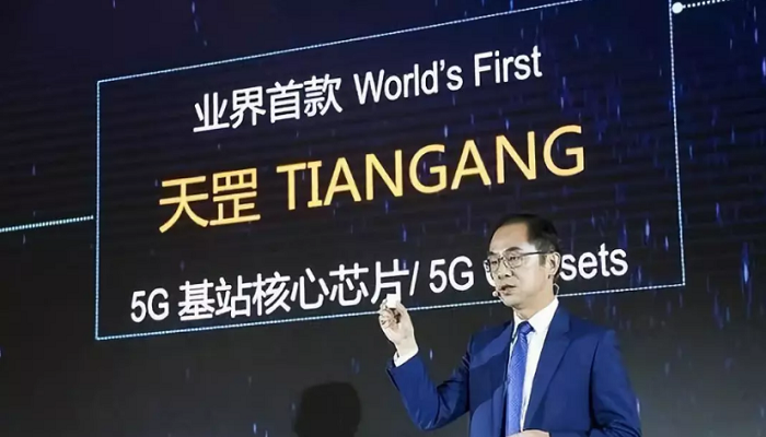 华为发布5G基站芯片天罡，5G基站亮相现场，比4G基站小一半