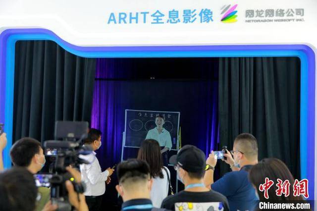 AI教育机器人亮相数字中国峰会 专家指互联网+课堂将是教育新常态